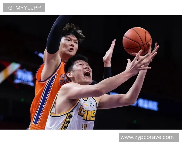 山东男篮与上海队激战正酣直播盛况尽在眼前精彩不容错过